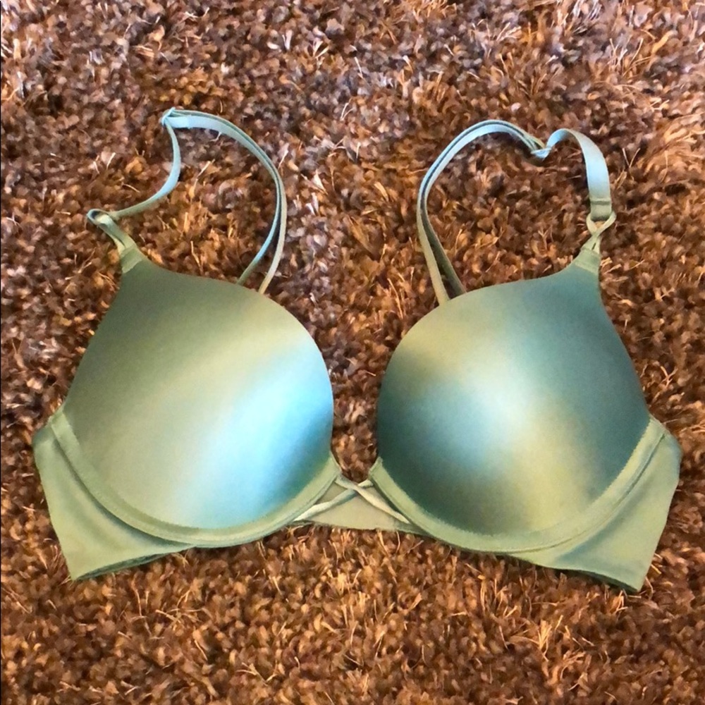 Victoria’s Secret bombshell plunge